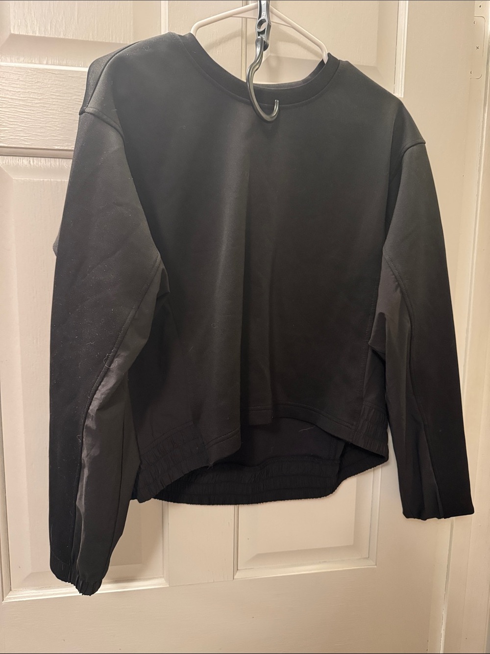 Women’s Black cropped Crewneck Sweatshirt
